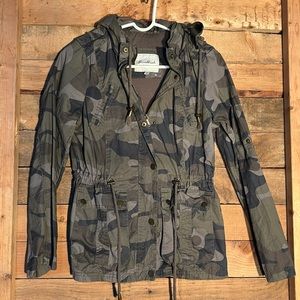 Snobbish size small camo zipper boutique jacket